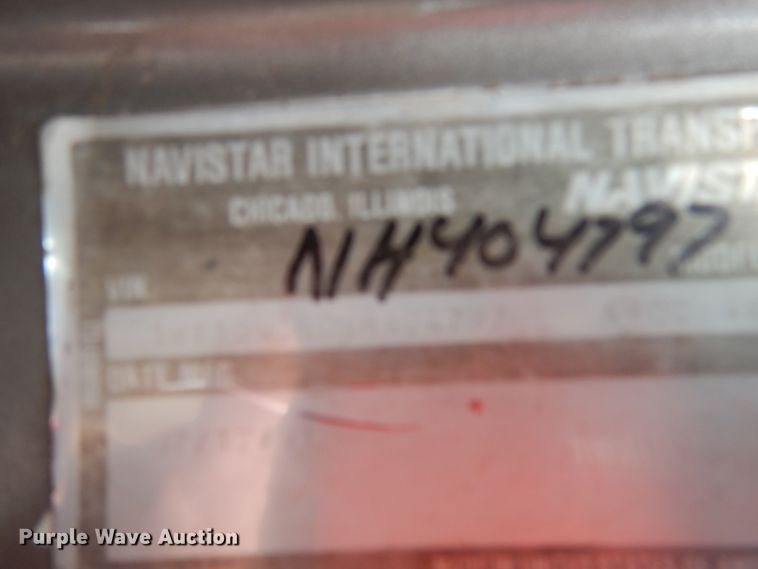 image for item DA8365 1992 International 4900  service truck with crane