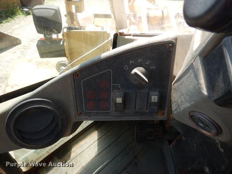 image for item DA8372 2000 Caterpillar 938G  wheel loader