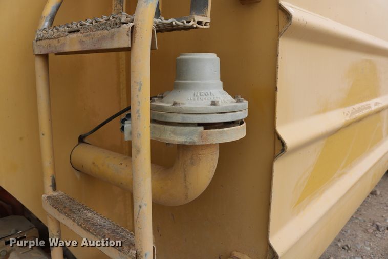 image for item DD6103 1996 Caterpillar 613C  water wagon