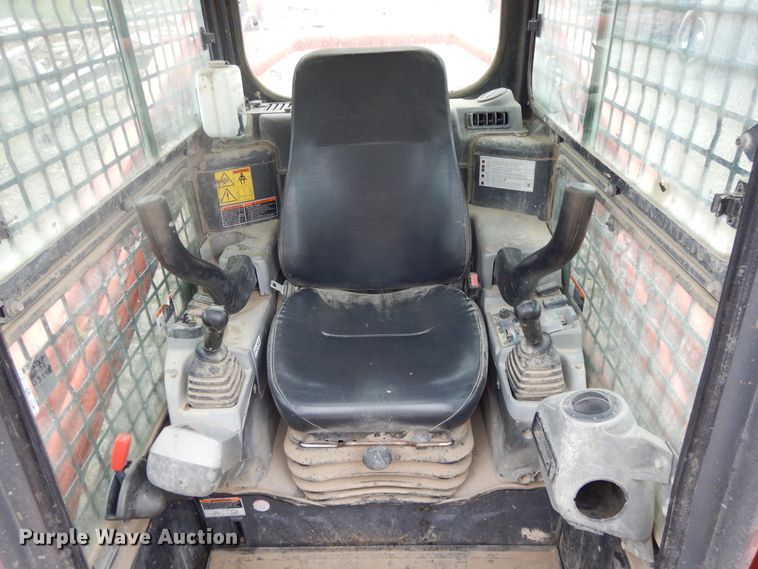 image for item DE5707 2013 Kubota SVL90-2  skid steer loader