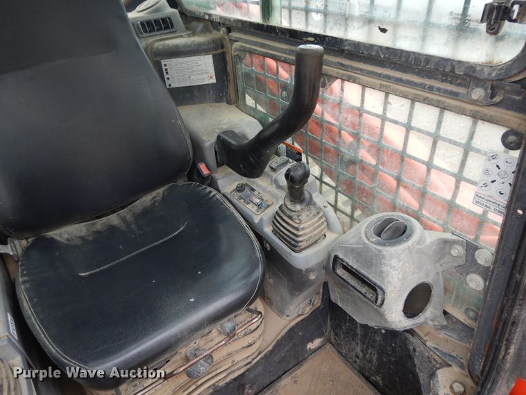 image for item DE5707 2013 Kubota SVL90-2  skid steer loader