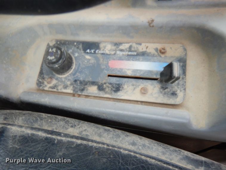 image for item DE5707 2013 Kubota SVL90-2  skid steer loader