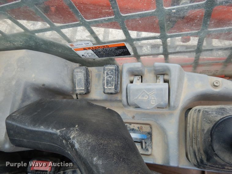 image for item DE5707 2013 Kubota SVL90-2  skid steer loader