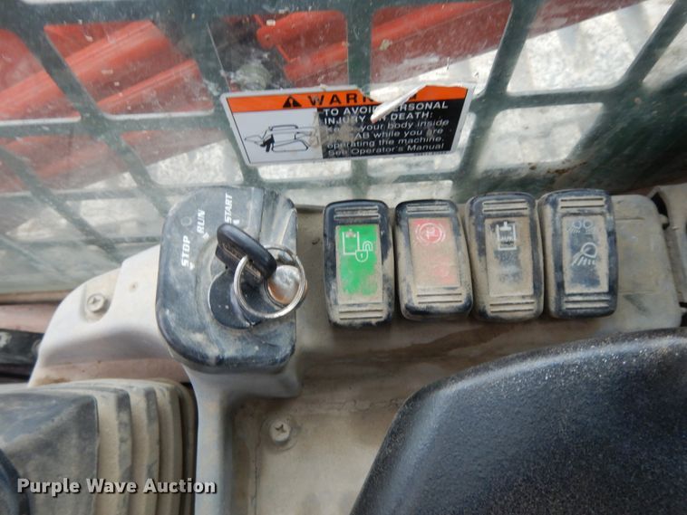 image for item DE5707 2013 Kubota SVL90-2  skid steer loader