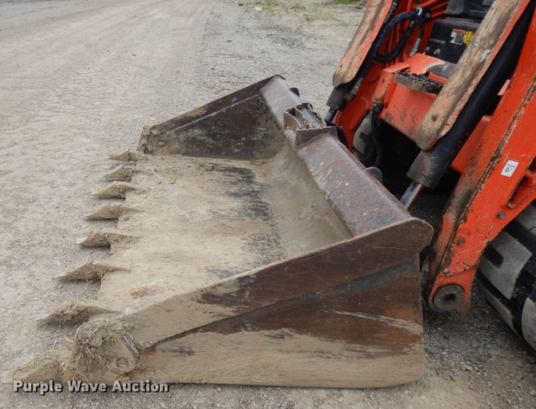 image for item DE5707 2013 Kubota SVL90-2  skid steer loader