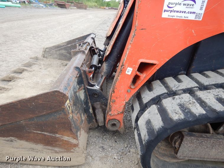 image for item DE5707 2013 Kubota SVL90-2  skid steer loader