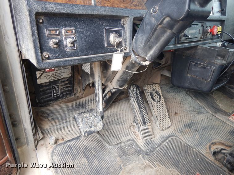 image for item DE5723 1991 Kenworth T600  dump truck