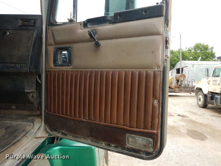 image for item DE5723 1991 Kenworth T600  dump truck