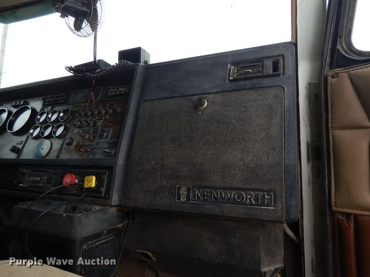 image for item DE5723 1991 Kenworth T600  dump truck