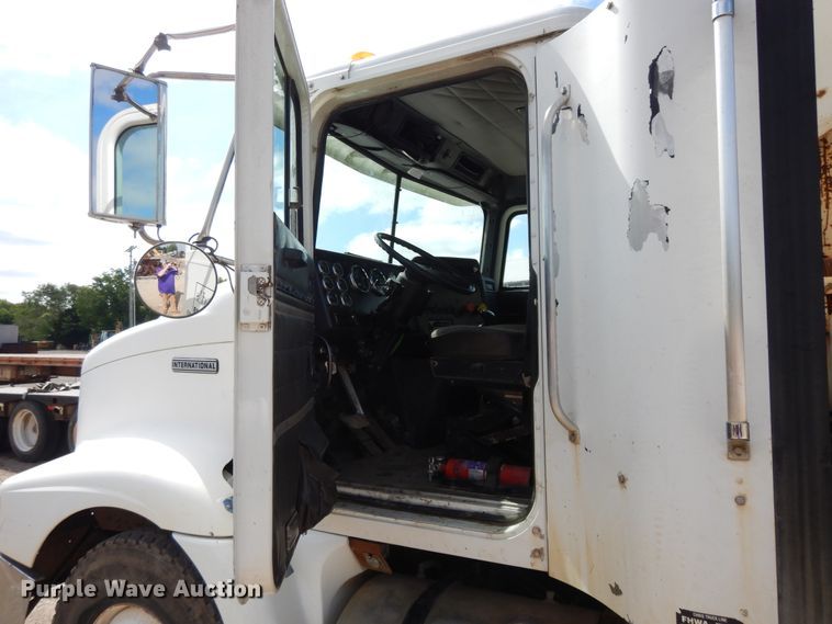 image for item DE5725 1998 International 9100  crane truck