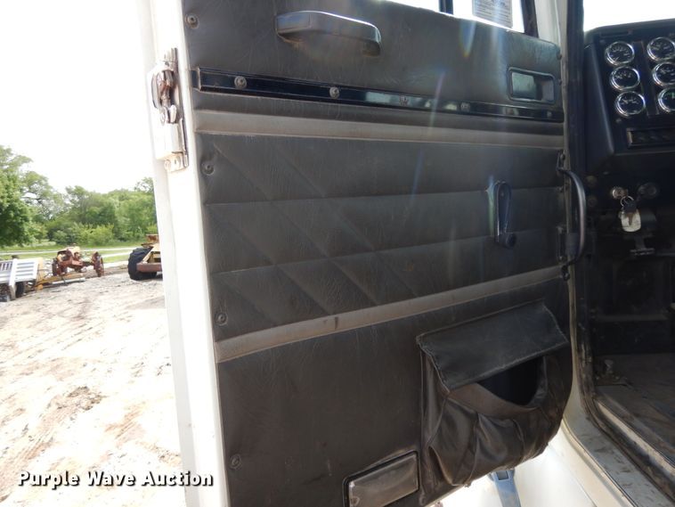 image for item DE5725 1998 International 9100  crane truck