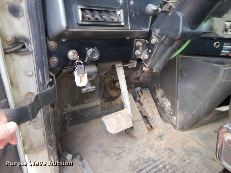 image for item DE5725 1998 International 9100  crane truck