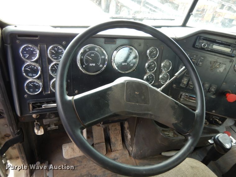 image for item DE5725 1998 International 9100  crane truck