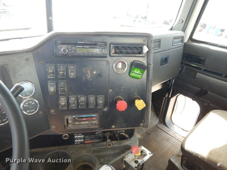 image for item DE5725 1998 International 9100  crane truck