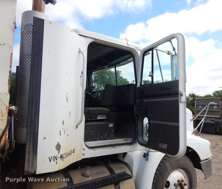 image for item DE5725 1998 International 9100  crane truck