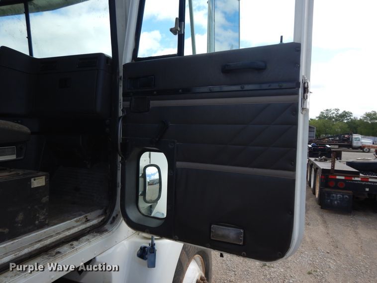 image for item DE5725 1998 International 9100  crane truck