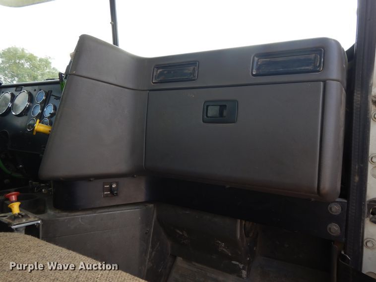 image for item DE5725 1998 International 9100  crane truck