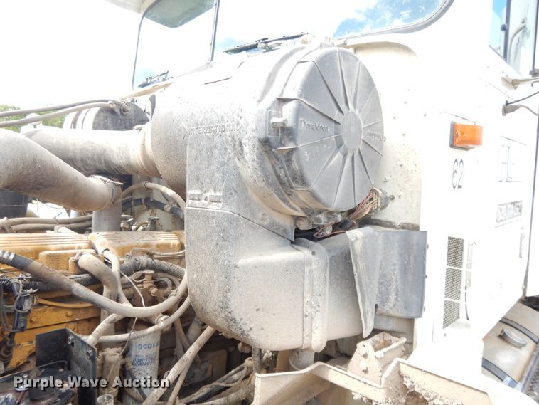 image for item DE5725 1998 International 9100  crane truck