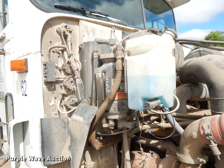 image for item DE5725 1998 International 9100  crane truck