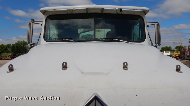 image for item DE5725 1998 International 9100  crane truck