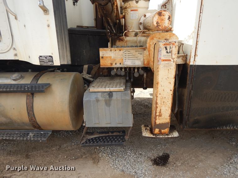 image for item DE5725 1998 International 9100  crane truck