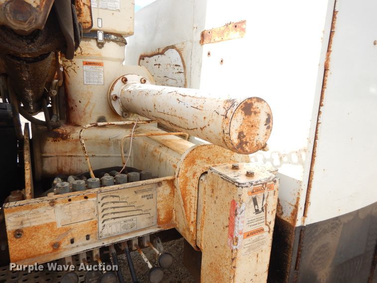 image for item DE5725 1998 International 9100  crane truck