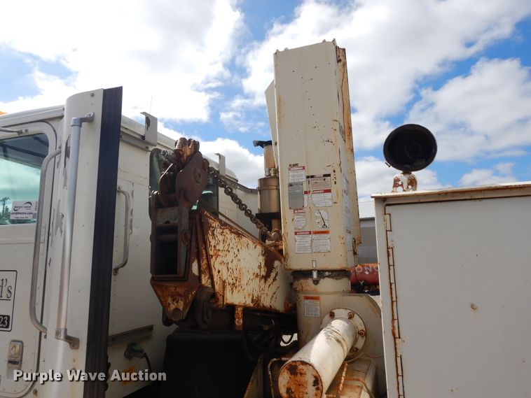 image for item DE5725 1998 International 9100  crane truck