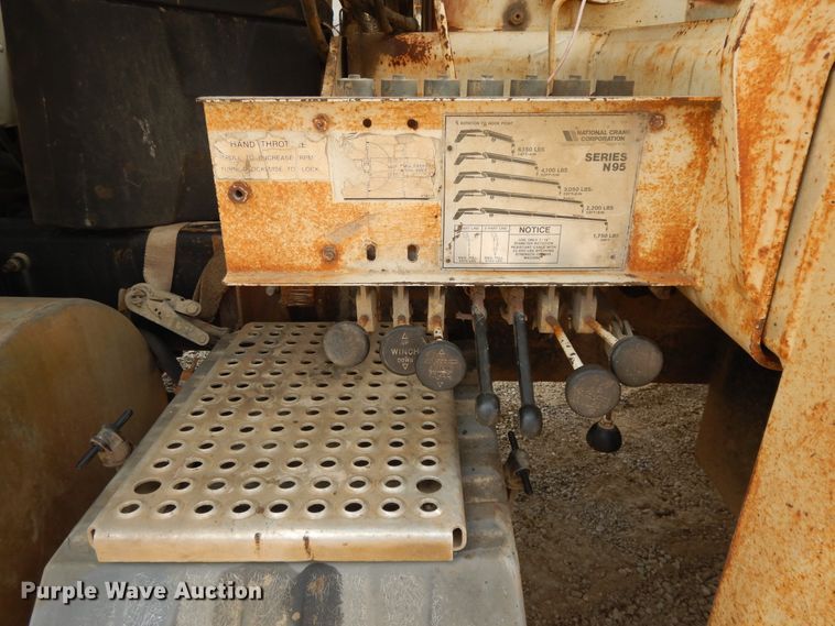 image for item DE5725 1998 International 9100  crane truck