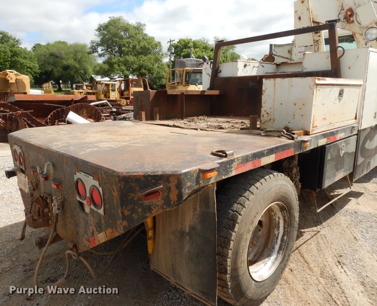 image for item DE5725 1998 International 9100  crane truck