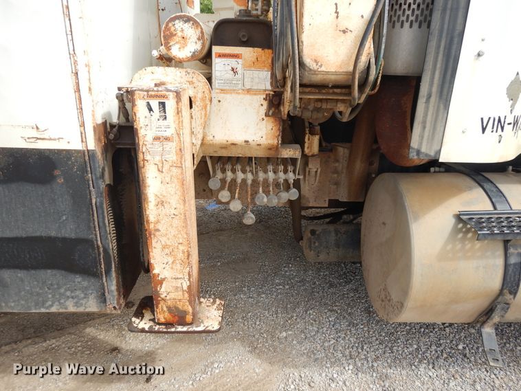 image for item DE5725 1998 International 9100  crane truck