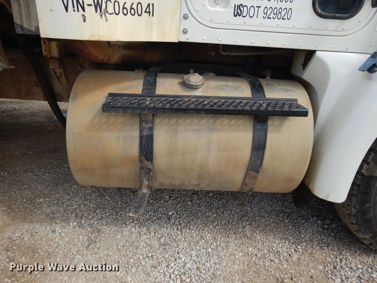 image for item DE5725 1998 International 9100  crane truck