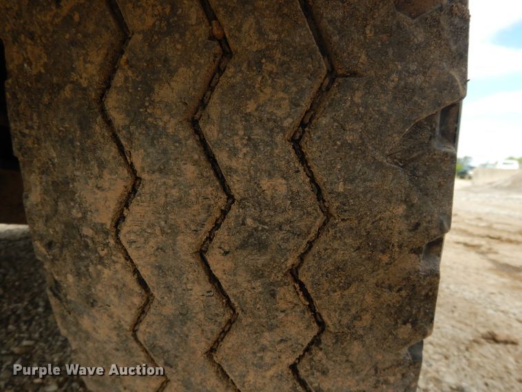 image for item DE5725 1998 International 9100  crane truck