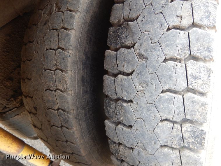 image for item DE5725 1998 International 9100  crane truck