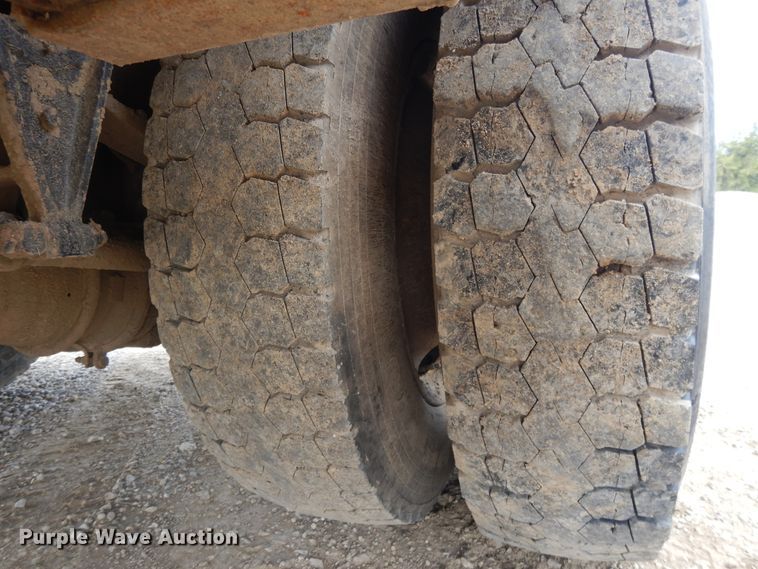 image for item DE5725 1998 International 9100  crane truck