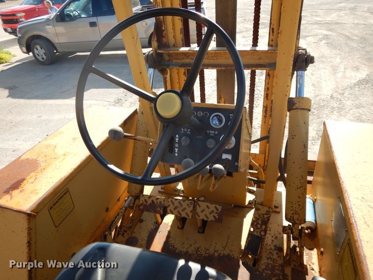 image for item DE5727 Allis Chalmers 706C forklift