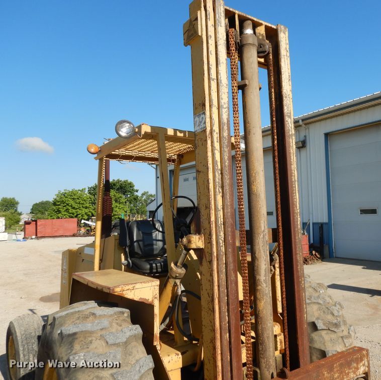 image for item DE5727 Allis Chalmers 706C forklift