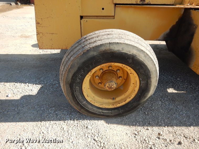 image for item DE5727 Allis Chalmers 706C forklift