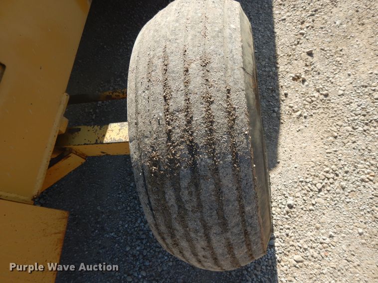 image for item DE5727 Allis Chalmers 706C forklift