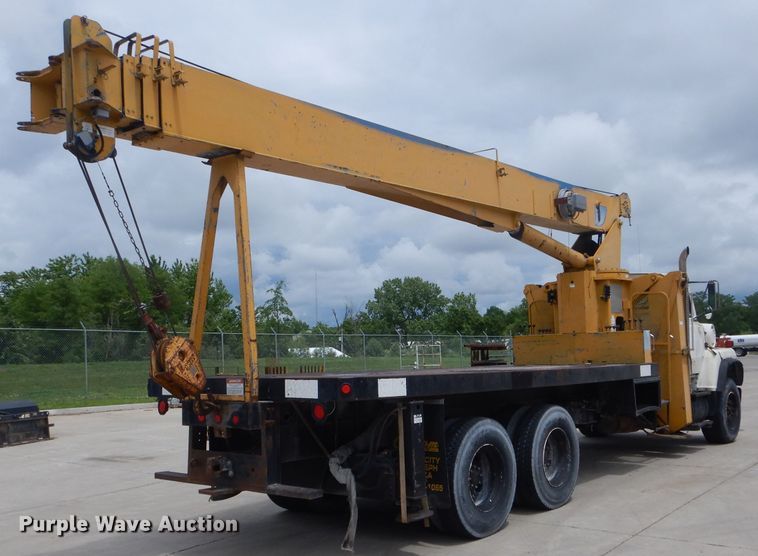 image for item DF3192 1996 Ford L8000  crane truck