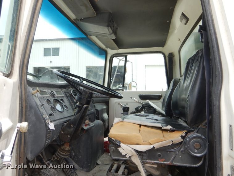 image for item DF3192 1996 Ford L8000  crane truck