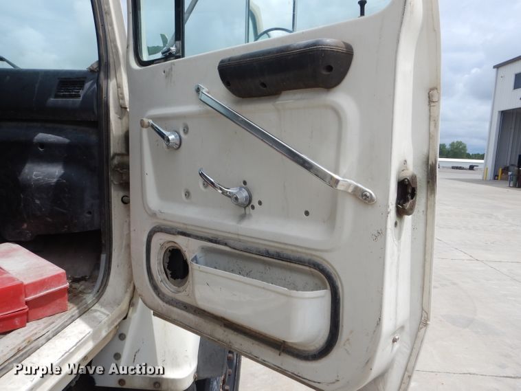 image for item DF3192 1996 Ford L8000  crane truck