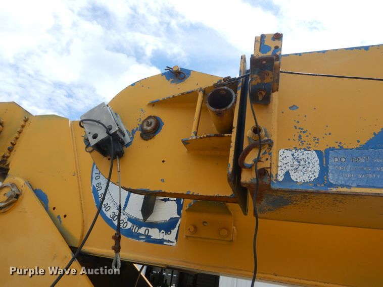 image for item DF3192 1996 Ford L8000  crane truck