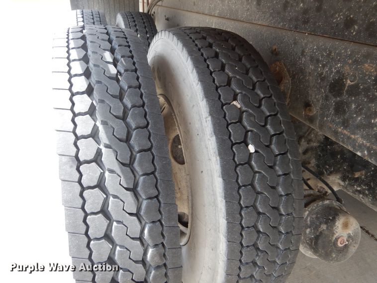 image for item DF3192 1996 Ford L8000  crane truck