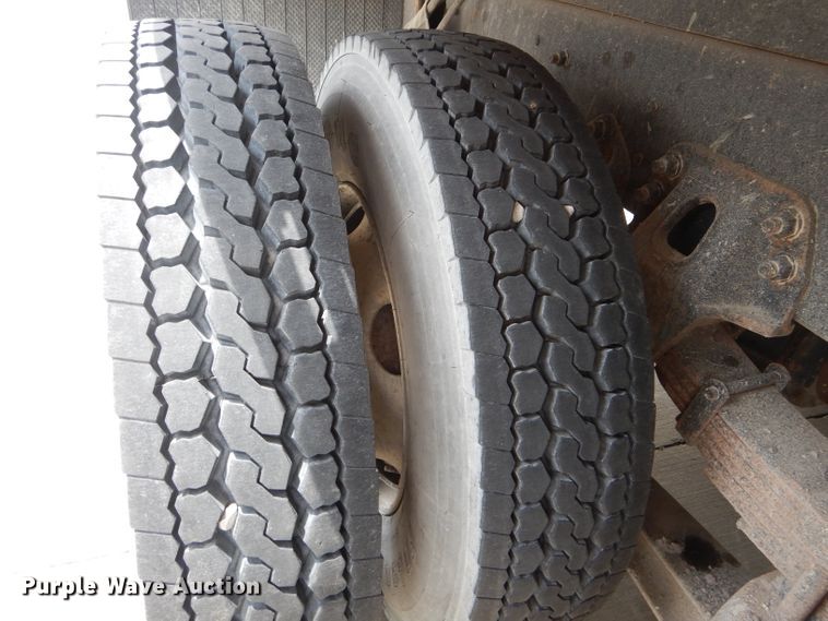 image for item DF3192 1996 Ford L8000  crane truck