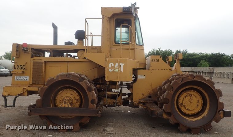 image for item DG3240 1990 Caterpillar 825C soil compactor