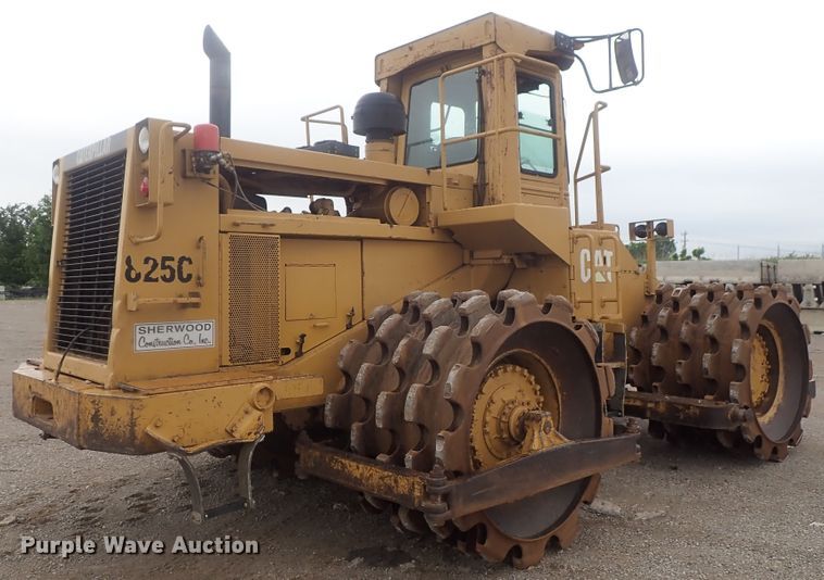image for item DG3240 1990 Caterpillar 825C soil compactor