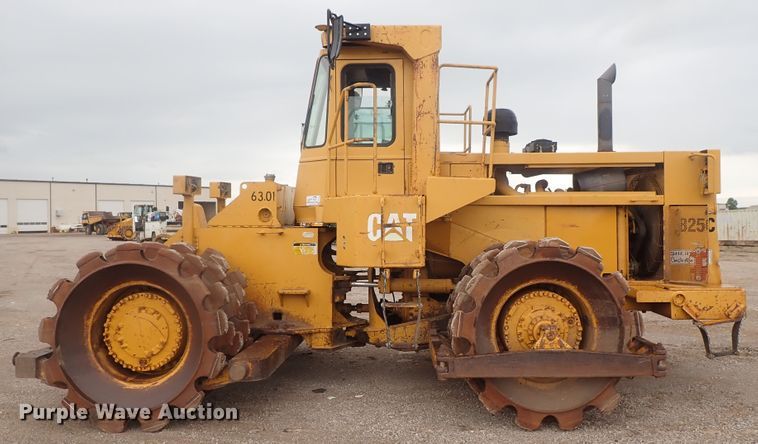 image for item DG3240 1990 Caterpillar 825C soil compactor