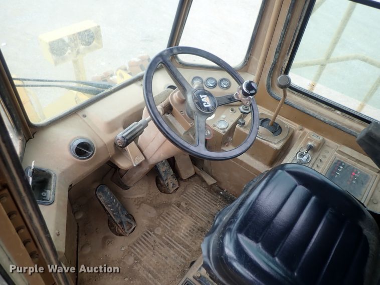 image for item DG3240 1990 Caterpillar 825C soil compactor