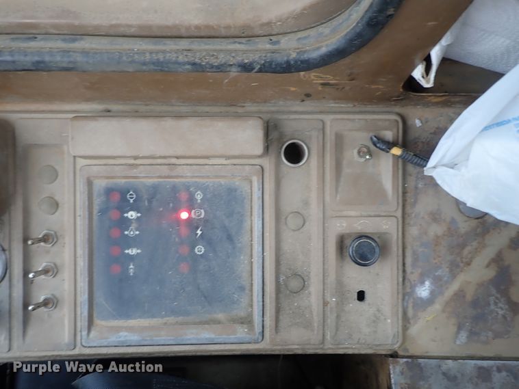 image for item DG3240 1990 Caterpillar 825C soil compactor