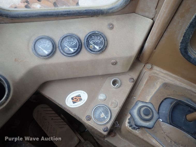 image for item DG3240 1990 Caterpillar 825C soil compactor